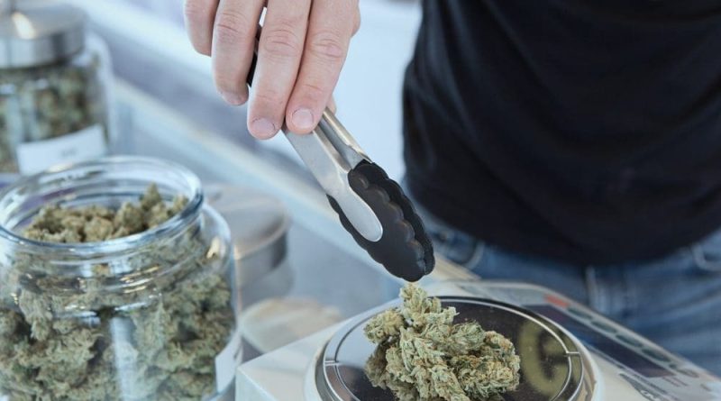 Oregon Governor Signs Bill Allowing Marijuana Businesses To Provide ‘Trade Samples’ At Industry Events